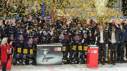 Symbolbild für die gesamte Saison: Die Eisbären feiern. Diesmal freuen sie sich über den elften Titel.