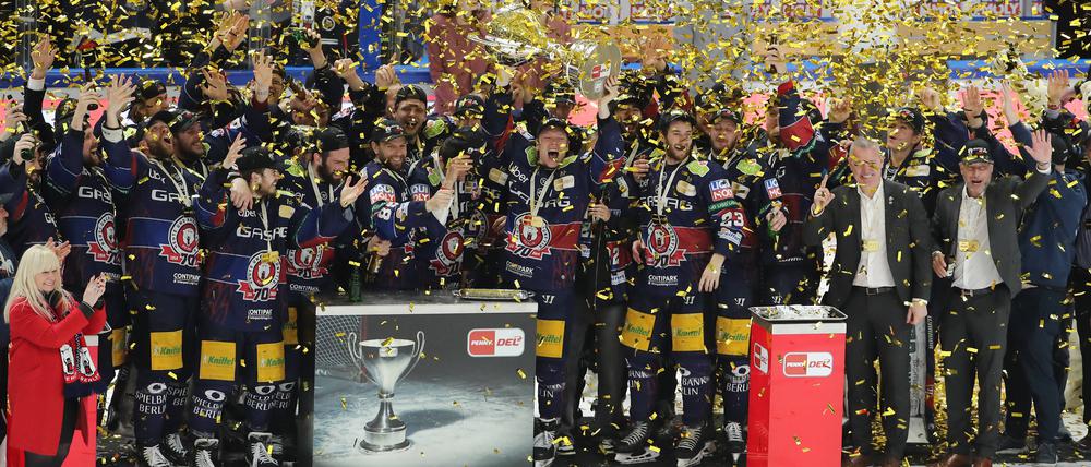 Symbolbild für die gesamte Saison: Die Eisbären feiern. Diesmal freuen sie sich über den elften Titel.