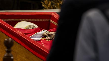 25.04.2025, Vatikan, Vatikanstadt: Menschen nehmen im Petersdom am offenen Sarg Abschied von Papst Franziskus.