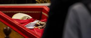 25.04.2025, Vatikan, Vatikanstadt: Menschen nehmen im Petersdom am offenen Sarg Abschied von Papst Franziskus.