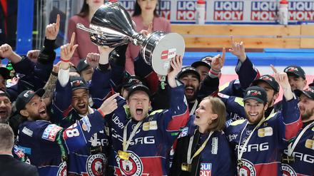 Die Eisbären feiern gemeinsam mit Ina, der Verlobten von Tobias Eder.