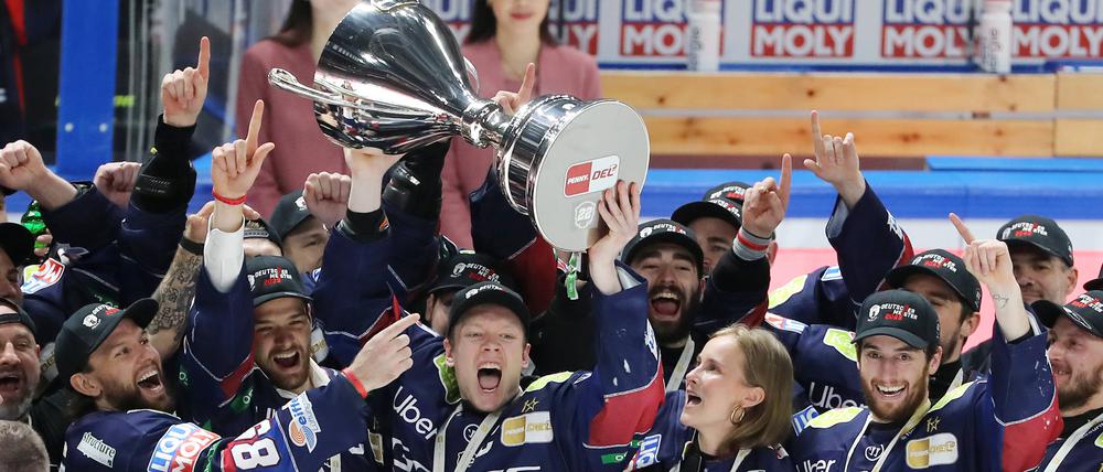 Die Eisbären feiern gemeinsam mit Ina, der Verlobten von Tobias Eder.