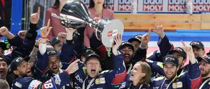 Die Eisbären feiern gemeinsam mit Ina, der Verlobten von Tobias Eder.