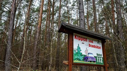 Achtung Waldbrandgefahr: Hinweistafeln weisen auf das Risiko in Brandenburgs Wäldern hin. (Archivbild)