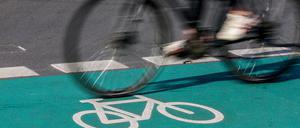 ARCHIV - 25.05.2023, Sachsen, Leipzig: Eine Radfahrerin fährt über einen grün eingefärbten Radweg. (zu dpa: «Grüne monieren Kürzungen für den Radverkehr») Foto: Jan Woitas/dpa +++ dpa-Bildfunk +++