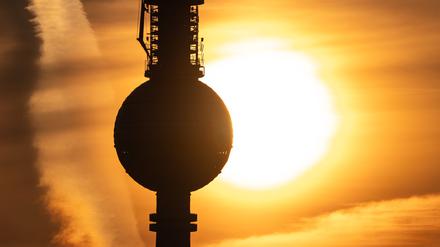 dpatopbilder - 23.04.2025, Berlin: Die Sonne geht am Morgen hinter dem Berliner Fernsehturm auf. Foto: Fabian Sommer/dpa +++ dpa-Bildfunk +++