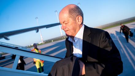 Olaf Scholz traf bei der Trauerfeier für den Papst Donald Trump.