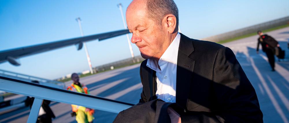 Olaf Scholz traf bei der Trauerfeier für den Papst Donald Trump.