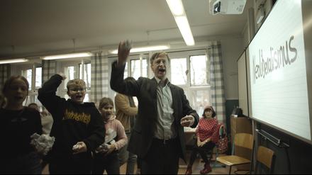 Wollt ihr so ein Scheißleben haben wie eure Eltern? Mux (Jan Henrik Stahlberg) wiegelt eine Schulklasse zur Revolte auf.