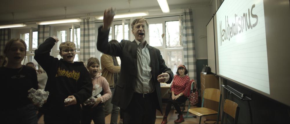 Wollt ihr so ein Scheißleben haben wie eure Eltern? Mux (Jan Henrik Stahlberg) wiegelt eine Schulklasse zur Revolte auf.
