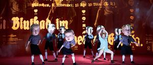 Moritz Kienemann (Mitte) und Statisten in einer Szene von Ernst Tollers „Hinkemann“, der in den 1920er Jahren spielt.