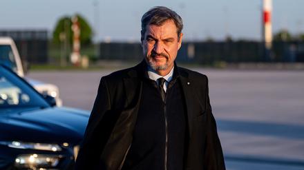 26.04.2025, Brandenburg, Schönefeld: Markus Söder (CSU), Ministerpräsident Bayerns, kommt vor einer Reise nach Rom zur Trauerfeier für den verstorbenen Papst Franziskus auf dem Flugfeld des militärischen Teils vom Flughafen Berlin Brandenburg an.