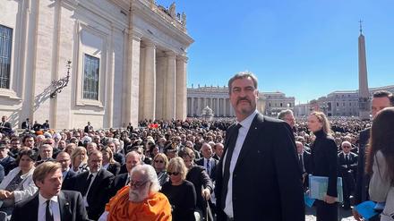 Der bayerische Ministerpräsident Markus Söder nahm an der Trauerfeier für Papst Franziskus auf dem Petersplatz teil.