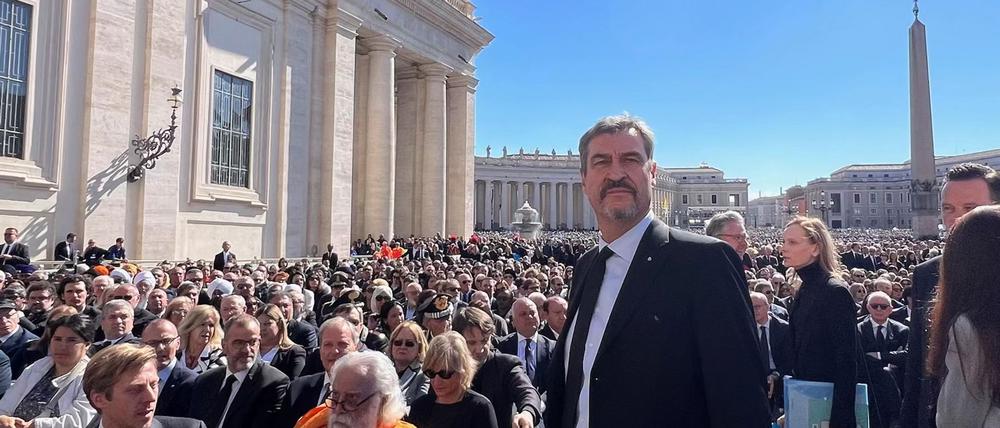 Der bayerische Ministerpräsident Markus Söder nahm an der Trauerfeier für Papst Franziskus auf dem Petersplatz teil.