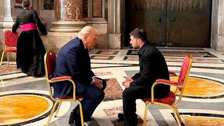 Der ukrainische Präsident Wolodymyr Selenskyj (r) und US-Präsident Donald Trump bei einem Gespräch im Vatikan.