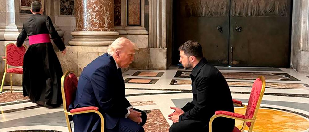 Der ukrainische Präsident Wolodymyr Selenskyj (r) und US-Präsident Donald Trump bei einem Gespräch im Vatikan.