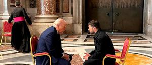 Der ukrainische Präsident Wolodymyr Selenskyj (r) und US-Präsident Donald Trump bei einem Gespräch im Vatikan.