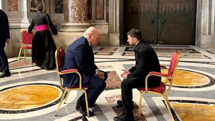 Der ukrainische Präsident Wolodymyr Selenskyj und US-Präsident Donald Trump bei einem Treffen im Vatikan am 26. April 2025.