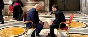Der ukrainische Präsident Wolodymyr Selenskyj und US-Präsident Donald Trump bei einem Treffen im Vatikan am 26. April 2025.