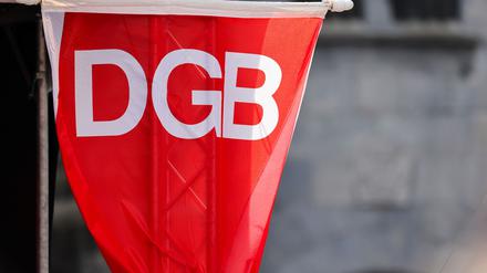 Der DGB ruft zu 1. Mai-Demonstrationen auf. Beschäftigte wollen in zahlreichen Städten Brandenburgs auf die Straße gehen. (Symbolbild)