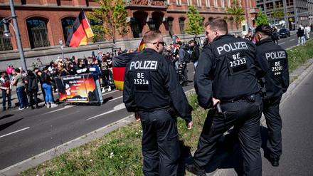 Etwa 300 Teilnehmerinnen und Teilnehmer - vornehmlich aus der rechten Szene - haben sich in Berlin zum Aufmarsch für die Gruppierung „Gemeinsam für Deutschland“ versammelt.