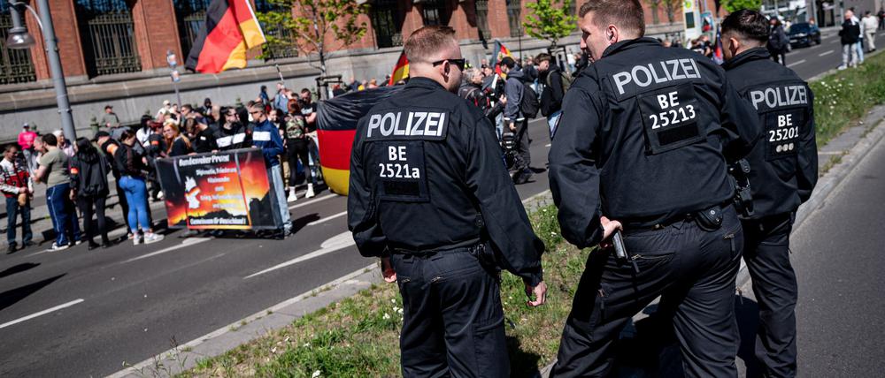 Etwa 300 Teilnehmerinnen und Teilnehmer - vornehmlich aus der rechten Szene - haben sich in Berlin zum Aufmarsch für die Gruppierung „Gemeinsam für Deutschland“ versammelt.