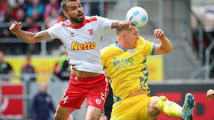 Der Regensburger Robin Ziegele (l) kämpft mit dem Braunschweiger Julian Baas um den Ball.