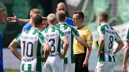 Nach minutenlangen Diskussionen nahm Schiedsrichter Lukas Benen (M) einen Foulelfmeter für Darmstadt zurück.