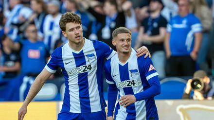 Jubel auf dem Sofa: Linus Gechter und Michael Cuisance erlebten den Klassenerhalt aus der Ferne. 