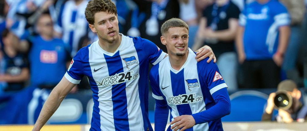 Jubel auf dem Sofa: Linus Gechter und Michael Cuisance erlebten den Klassenerhalt aus der Ferne. 