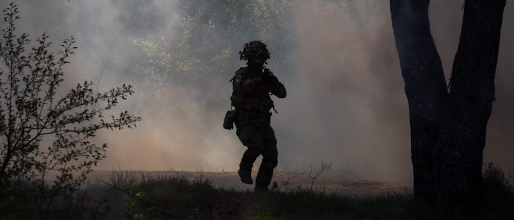 Ein Soldat ist während der militärischen Ausbildung von ukrainischen und französischen Soldaten auf einem Truppenübungsplatz in Polen.