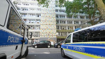 Einsatzfahrzeuge der Polizei stehen vor einem Wohnhaus in Berlin-Lichtenberg. (Symbolbild)