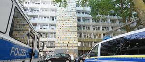 Einsatzfahrzeuge der Polizei stehen vor einem Wohnhaus in Berlin-Lichtenberg. (Symbolbild)