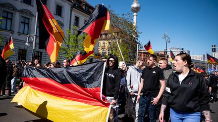 Menschen nehmen mit Deutschlandfahnen an der Demo des Bündnisses „Gemeinsam für Deutschland“ in Berlin-Mitte teil. 