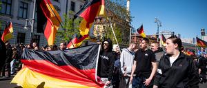 Menschen nehmen mit Deutschlandfahnen an der Demo des Bündnisses „Gemeinsam für Deutschland“ in Berlin-Mitte teil. 