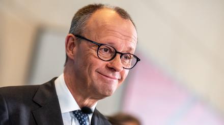 Friedrich Merz, CDU/CSU-Fraktionsvorsitzender im Bundestag und CDU-Bundesvorsitzender, gibt nach der Fraktionssitzung im Bundestag ein Statement. 