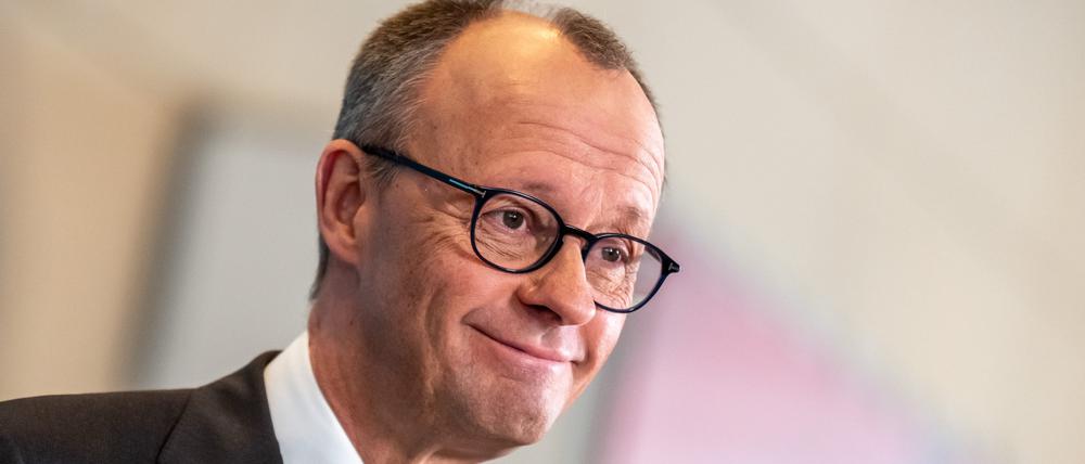 Friedrich Merz, CDU/CSU-Fraktionsvorsitzender im Bundestag und CDU-Bundesvorsitzender, gibt nach der Fraktionssitzung im Bundestag ein Statement. 