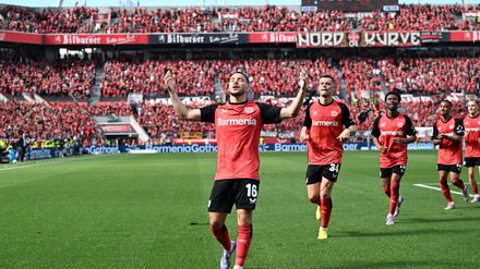  Leverkusens Emiliano Buendia traf kurz vor der Pause zum 2:0. 