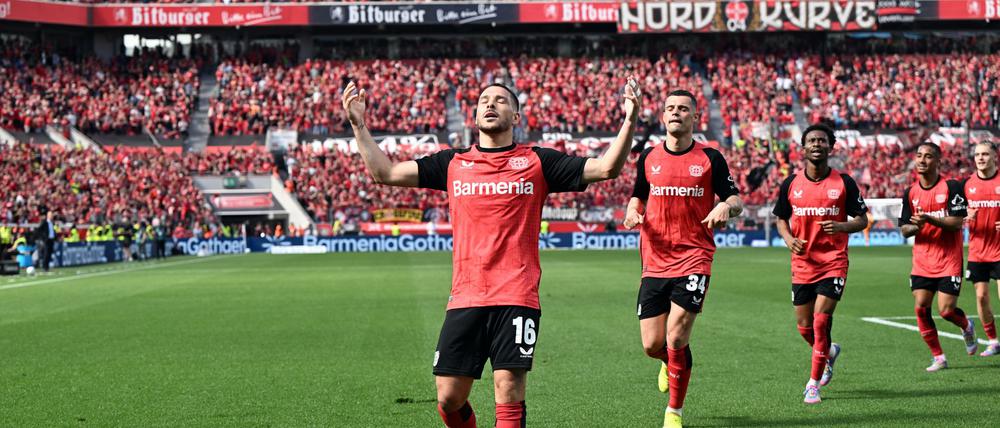 Leverkusens Emiliano Buendia traf kurz vor der Pause zum 2:0.