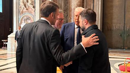 Macron spricht mit Selenskyj in Rom über den Krieg in der Ukraine.