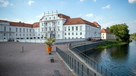 Der Schlossplatz in Oranienburg: Dort versammelten sich am Nachmittag einige hunderte Demonstranten eines Protestbündnisses „Gemeinsam für Deutschland“ und Gegendemonstranten. (Symbolbild)