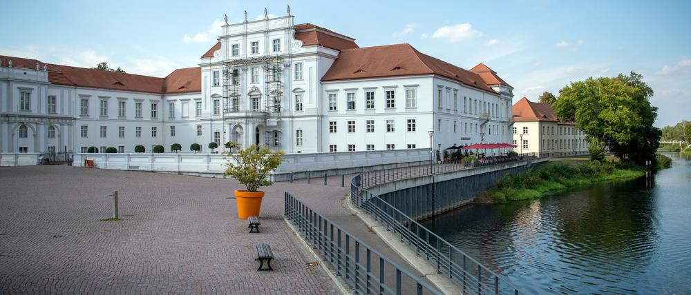 Der Schlossplatz in Oranienburg: Dort versammelten sich am Nachmittag einige hunderte Demonstranten eines Protestbündnisses „Gemeinsam für Deutschland“ und Gegendemonstranten. (Symbolbild)