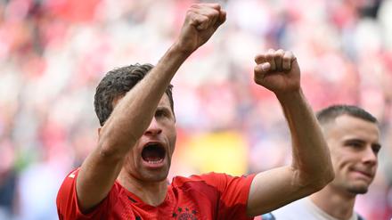Thomas Müller ließ sich für sein 500. Bundesliga-Spiel feiern.