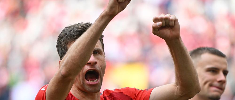 Thomas Müller ließ sich für sein 500. Bundesliga-Spiel feiern.