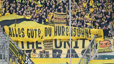 BVB-Fans zeigen ein Transparent gegen den langjährigen Hoffenheim-Mäzen Dietmar Hopp in Sinsheim.