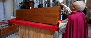 Das Foto zeigt den Ritus der Beisetzung des Sarges von Papst Franziskus in der Basilika Santa Maria Maggiore. 