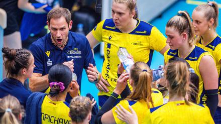 Trainer Felix Koslowski und die Schweriner Volleyballerinnen triumphierten nach einem 0:2-Satzrückstand.