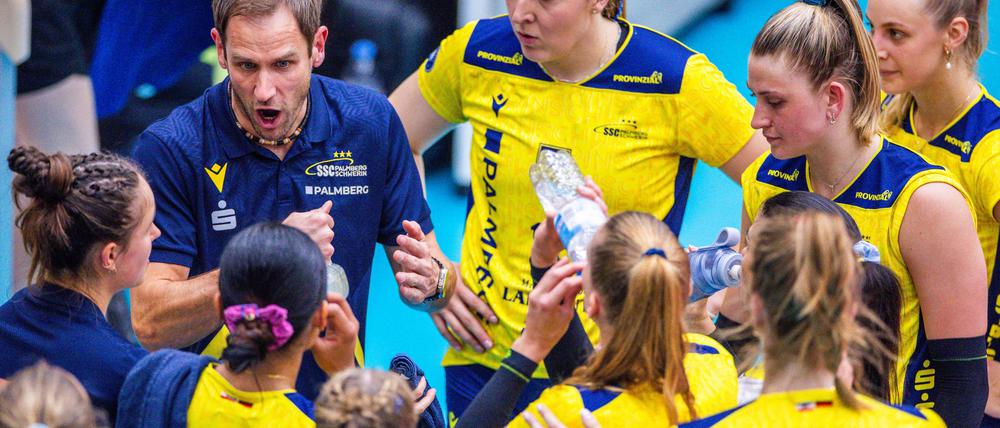 Trainer Felix Koslowski und die Schweriner Volleyballerinnen triumphierten nach einem 0:2-Satzrückstand.