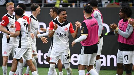 Eintracht Frankfurt um Doppelpacker Ansgar Knauff (M) dominierte RB Leipzig fast nach Belieben.