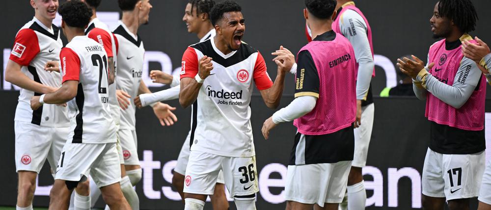 Eintracht Frankfurt um Doppelpacker Ansgar Knauff (M) dominierte RB Leipzig fast nach Belieben.